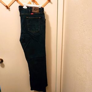 Wrangler 42x29 regular fit stretch waist  blue jeans. Used good